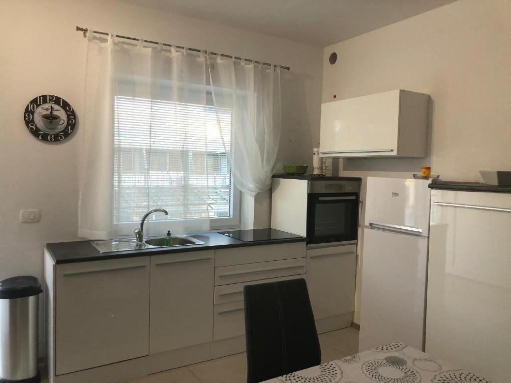 Apartmaji Meduza 2 Izola Bagian luar foto